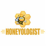 Funny Apiculture Freistehende Fotoskulptur<br><div class="desc">HONEYOLOGIST. Humorer Titel für jemanden,  der Lieben Honig! Das Design zeichnet sich durch einen großen goldenen Honigkamm mit einer lächelnden Honigbiene aus. Ideal für Bienenzucht,  Bienenzucht,  Heilkräuter,  Bauer und diejenigen,  die nur Liebe essen köstlichen Honig. Entdecken Sie andere lustige Designs wie dieses im Ologist Shop.</div>