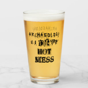Funny Archeology ist ein schmutziger Hot Mess Puff Glas
