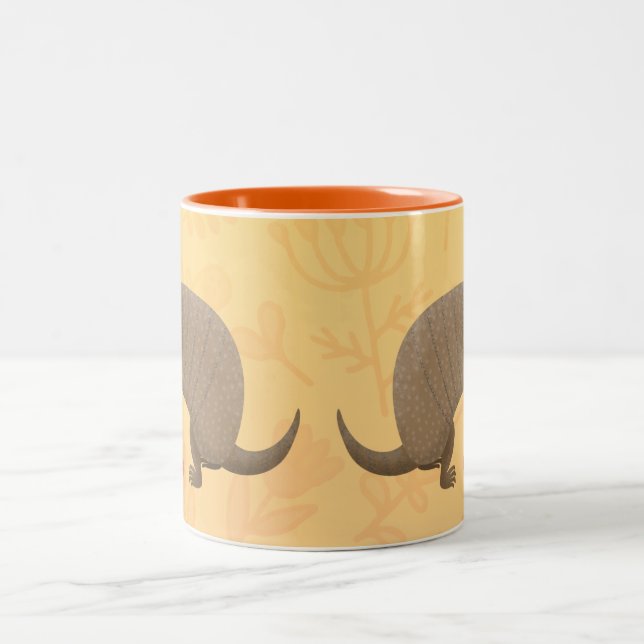 Funny armadillo Happy Cartoon Illustration Zweifarbige Tasse (Mittel)