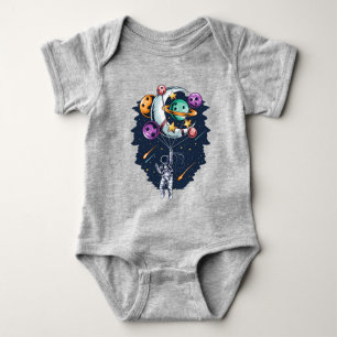 Funny Astronaut hält einen Ballon von Planets Baby Baby Strampler