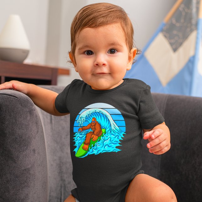 Funny Baby Boy Bigfoot Sasquatch Surfsport Baby Strampler (Von Creator hochgeladen)