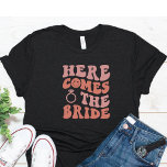 Funny Bachelorette Bride T Shirt<br><div class="desc">Niedliches und lustiges Bachelorette T-Shirt für die Braut zu sein. Einfaches Text, das hier steht, kommt die Braut mit rosa Buchstaben und einem rosa Ring.</div>