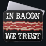 Funny bacon Zitat Laptop Ärmel für Schweineliebhab Laptopschutzhülle<br><div class="desc">Funny bacon Zitat Laptop Ärmel für Schweinefleisch Liebhaber. Vintages Essen und Typografie-Design. Spaß Geburtstagsgeschenk Idee für Freunde,  Familie,  Mitarbeiter,  Vater etc. Mit dem Bacon vertrauen wir!</div>