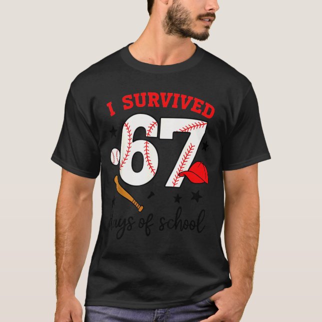 Funny Baseball I Survived 67 Days Of School Design T-Shirt (Vorderseite)