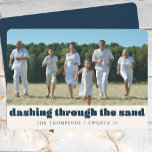 Funny Beach Christmas Custom Family Foto Blue Feiertagskarte<br><div class="desc">Lassen Sie sich mit unserer Funny Beach Christmas Custom Family Foto Blue Holiday Card von Spaß und Sonne verwöhnen. Diese Karte ist perfekt für Familien geeignet, die den Strand oder den Urlaub in tropischem Klima verbringen. Sie bietet ein lustiges Wasserthema mit Phrasen wie "Meer und Grüße" und "Dashing through the...</div>