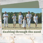 Funny Beach Custom Family Foto Green Feiertagskarte<br><div class="desc">Mit unserer Funny Beach Christmas Custom Family Foto Green Holiday Card können Sie Ihren Urlaubsszenarien einen Tropenspass schenken. Diese Karte ist ideal für Familien, die sich an einem sonnigen Weihnachtsfest am Meer erfreuen, und bietet Ihnen Ihr personalisiertes Foto, zusammen mit spielerischen Redewendungen wie "Seas and Greetings" und "Dashing Through the...</div>