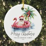 Funny Beach Keramik Ornament<br><div class="desc">Mit diesem einzigartigen Weihnachtsschmuck mit einem entspannten Weihnachtsmann in einer Sonnenbrille in einem rosa Flamingo Floaty im Ozean genießen Sie den Urlaubssinn. Dieses Dekor ist ideal, um Ihrem Weihnachtsbaum einen Blick auf den Strand zu verleihen. Es ist ideal für alle, die an tropischen Orten wie Florida, Hawaii oder den Bahamas...</div>