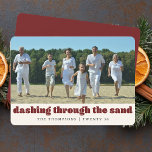 Funny Beach Weihnachten Gepasste Familie Foto Red<br><div class="desc">Feiern Sie die Ferien mit tropischen Flair und Spaß mit unserer Funny Beach Weihnachten individualisierte Familie Foto Red Holiday Card. Diese Karte eignet sich ideal für Familien, die an der Küste Weihnachten genießen. Sie enthält spielerische Aufnahmen wie "Meeres und Grüße" und "Dashing through the Sand", die Ihrem Foto zum Thema...</div>