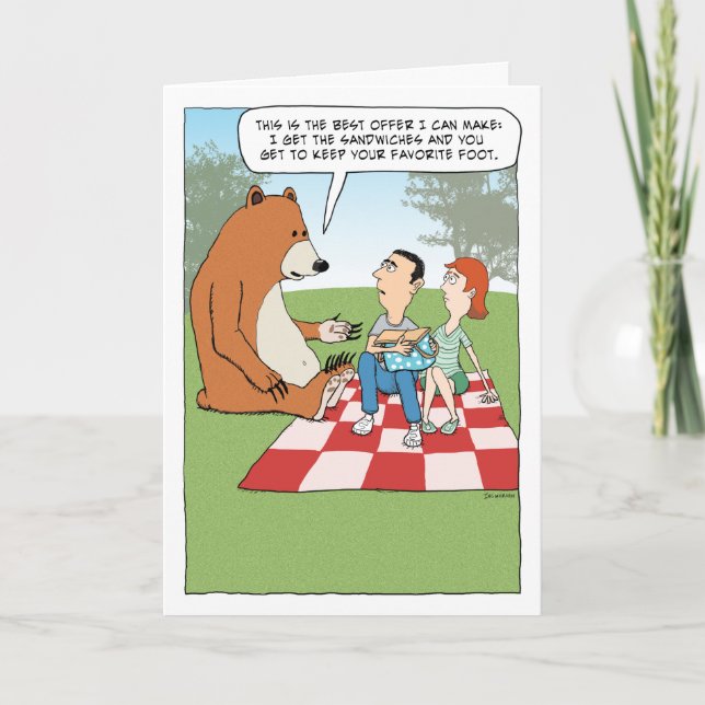Funny Bear Crashing a Picnic Birthday Karte (Vorderseite)