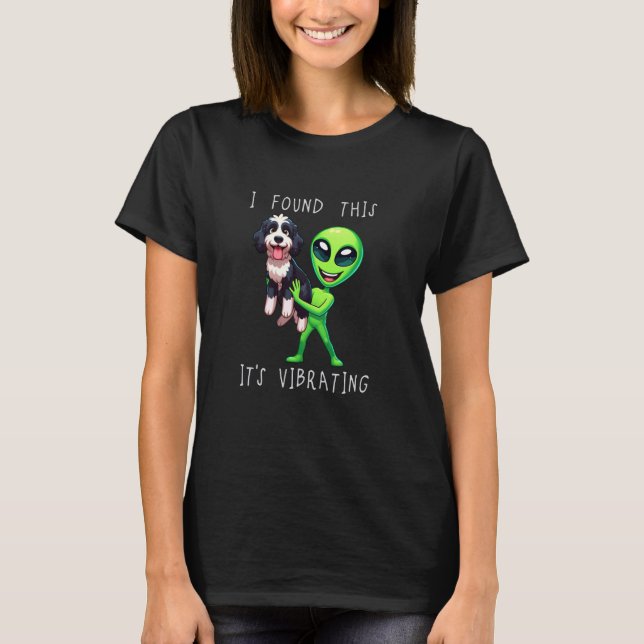 Funny Bernedoodle Hund Alien fand, dass es Vibrat T-Shirt (Vorderseite)