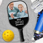 Funny Best Pickleball Opa Personalisiert 2 Foto Pickleball Schläger<br><div class="desc">Best 'Dinking' Opa ... Zwei Ihrer Lieblingssachen, Pickleball und Ihre großen Kinder ! Jetzt kannst du sie mitnehmen, während du dein Lieblingsspiel spielst. Paddeln Sie mit den Fotos Ihres Enkelkindes an. Großartiges Geschenk an alle Pickleball Vads und Pickleball Liebhaber, Großvater von den Kindern ! COPYRIGHT © 2020 Judy Burrows, Black...</div>