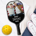 Funny Best Pickleball Vater Personalisiert 2 Foto Pickleball Schläger<br><div class="desc">Best 'Dinking' Vater ... Zwei Ihrer Lieblingssachen, Pickleball und Ihre Kinder ! Jetzt kannst du sie mitnehmen, während du dein Lieblingsspiel spielst. Paddeln Sie mit den Fotos und dem Namen Ihres Kindes. Das Hotel liegt sehr zentral und ist gut zu Fuß zu erreichen. COPYRIGHT © 2022 Judy Burrows, Black Dog...</div>