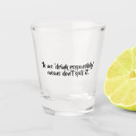 Funny Betrunkenes Zitat | Verantwortungsvoll trink Schnapsglas<br><div class="desc">Ein lustiges Glas mit dem Zitat "für mich,  auf verantwortungsvolle Weise trinken heißt,  es nicht verschütten."</div>