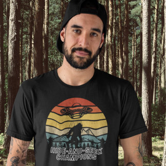 Funny Big Foot Außerirdischen verbergen und suchen T-Shirt