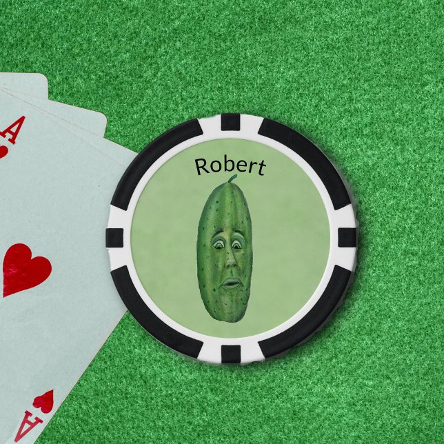 Funny Big Green Pickle mit Albernem Stem Gesicht Pokerchips (Funny big green pickle with scared looking face on green poker chips.)