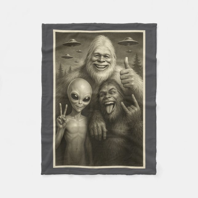 Funny Bigfoot, Alien, &amp; Yeti Sasquatch Rock On Fleecedecke (Vorderseite)