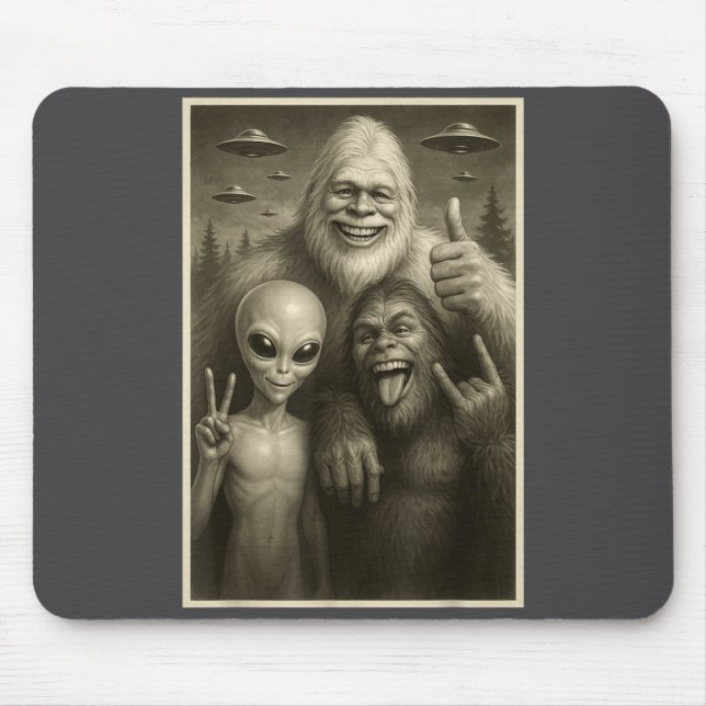 Funny Bigfoot, Alien, &amp; Yeti Sasquatch Rock On Mousepad (Vorne)