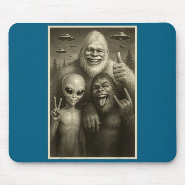 Funny Bigfoot, Alien, &amp; Yeti Sasquatch Rock On Mousepad (Vorne)