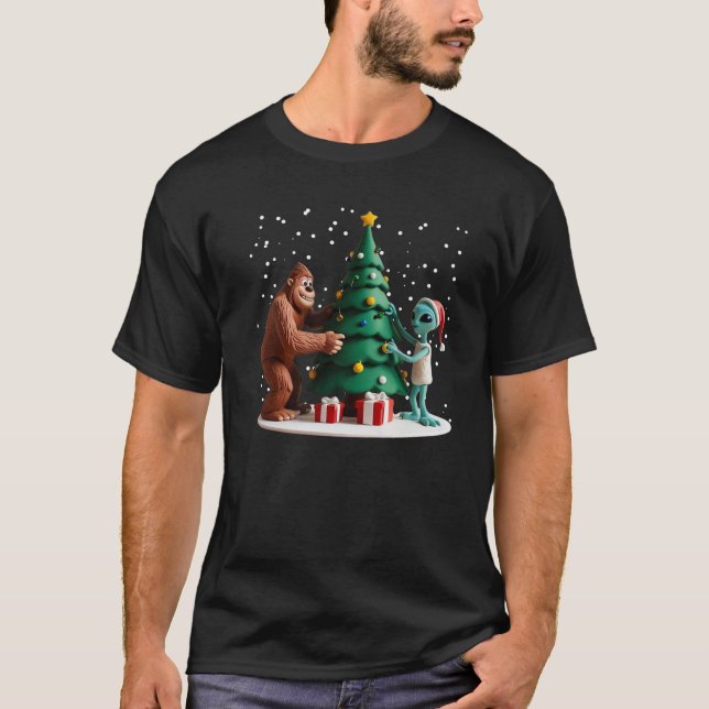 Funny Bigfoot Alien Decorating Christmas Lights Ho T-Shirt (Vorderseite)