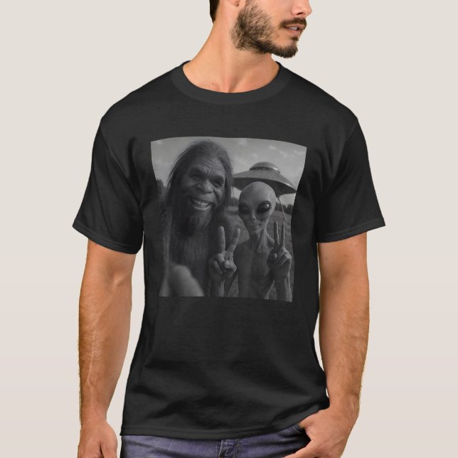 Funny Bigfoot Alien T-Shirt (Vorderseite)