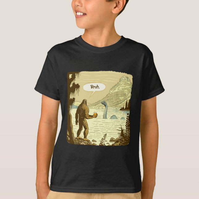 Funny Bigfoot And Nessie Bruh Moment Beer  T-Shirt (Vorderseite)