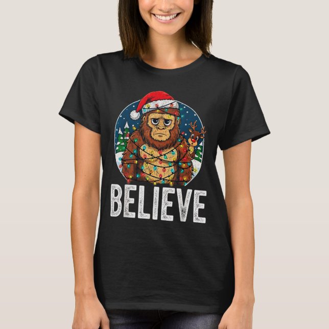 Funny Bigfoot Believe Christmas Sasquatch Santa Fo T-Shirt (Vorderseite)