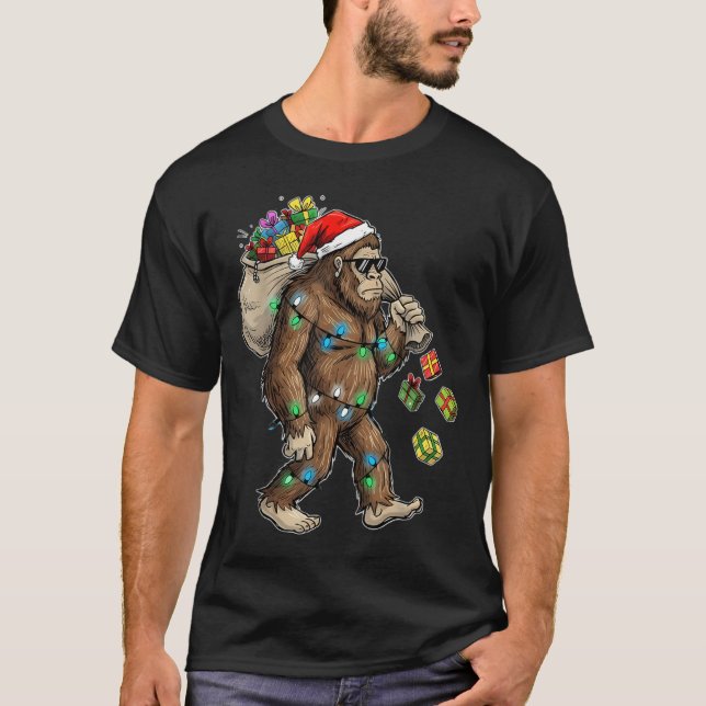 Funny Bigfoot Christmas Tree Lights Xmas Boys Mens T-Shirt (Vorderseite)