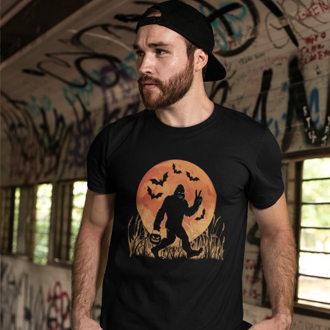 Funny Bigfoot Halloween T-Shirt (Von Creator hochgeladen)