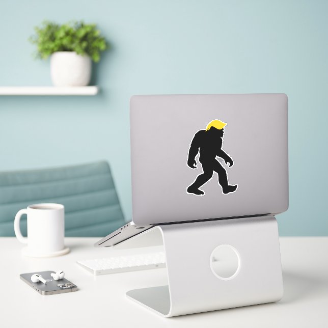 Funny Bigfoot in Trump Gelben Haar 2024 Wahlen Aufkleber (Laptop auf Schreibtisch)