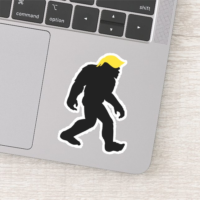 Funny Bigfoot in Trump Gelben Haar 2024 Wahlen Aufkleber (Detail)