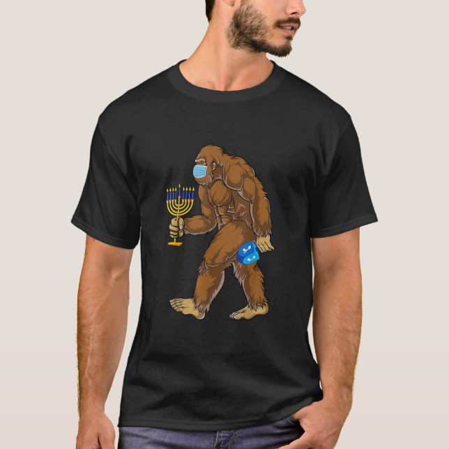 Funny Bigfoot Mask Menorah Hanukkah Quarantine  T-Shirt (Vorderseite)