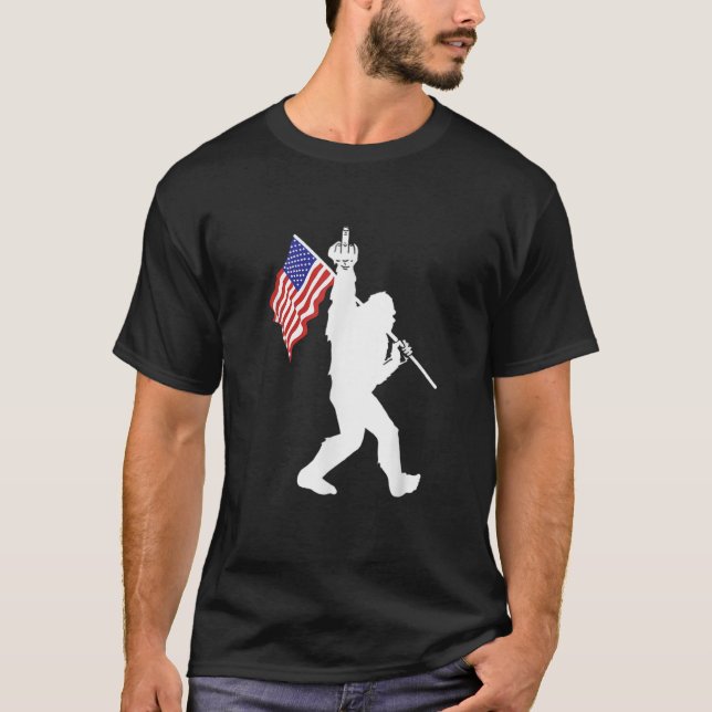 Funny Bigfoot Middle Finger USA Flag Sasquatch Bel T-Shirt (Vorderseite)
