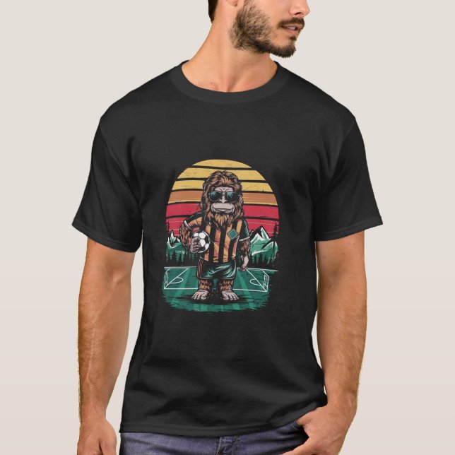 Funny Bigfoot mit Fußball T-Shirt (Vorderseite)