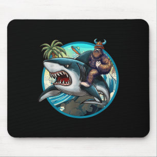 Funny Bigfoot Reiten Ein Hai _ Unglaublich witzig Mousepad