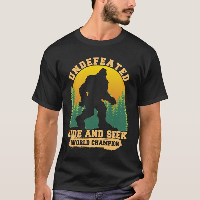 Funny Bigfoot Sasquatch Hide and Seek Champion T-Shirt (Vorderseite)
