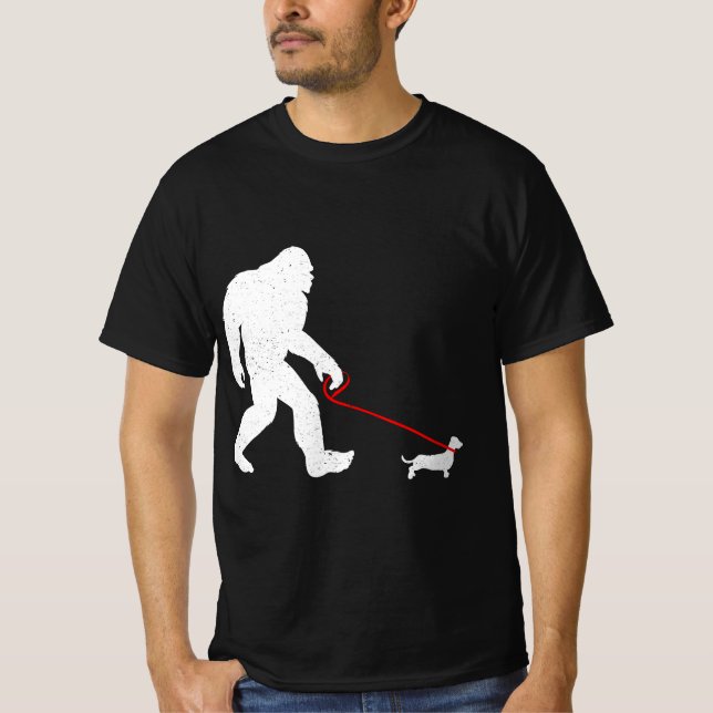Funny Bigfoot Sasquatch Walking Dackel Weiner D T-Shirt (Vorderseite)
