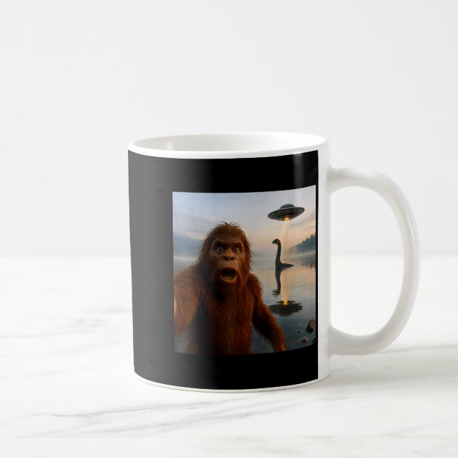 Funny Bigfoot Selfie With Loch Ness Monster And Uf Kaffeetasse (Rechts)