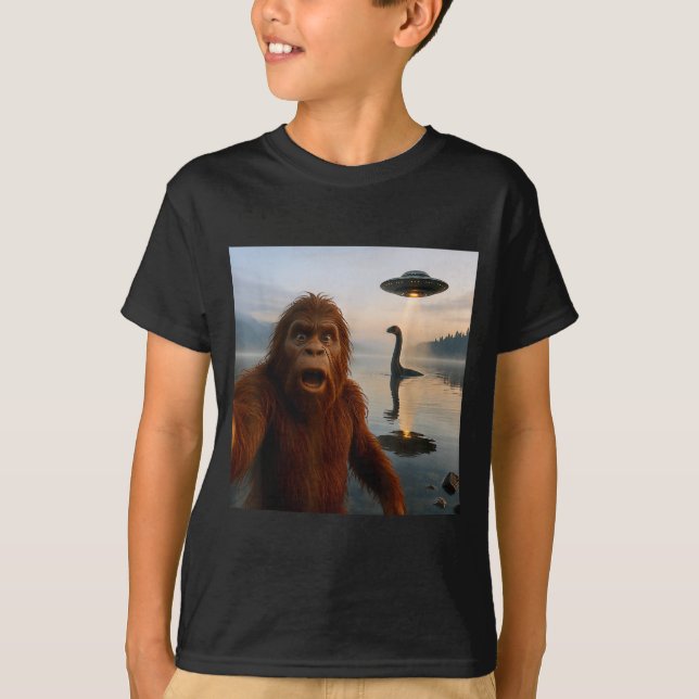 Funny Bigfoot Selfie With Loch Ness Monster And Uf T-Shirt (Vorderseite)