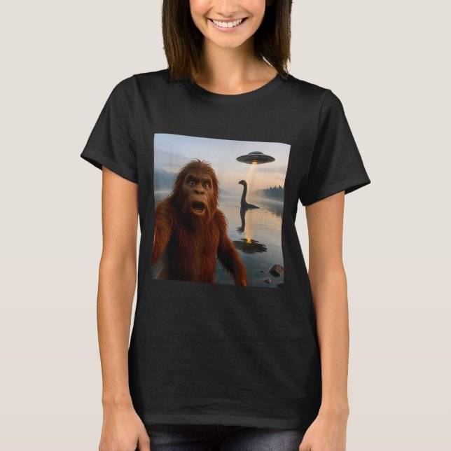 Funny Bigfoot Selfie With Loch Ness Monster And Uf T-Shirt (Vorderseite)