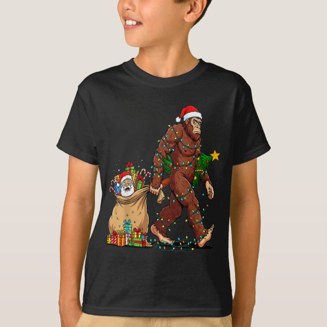 Funny Bigfoot Steals Santa &amp; Xmas Tree - Chris T-Shirt (Vorderseite)