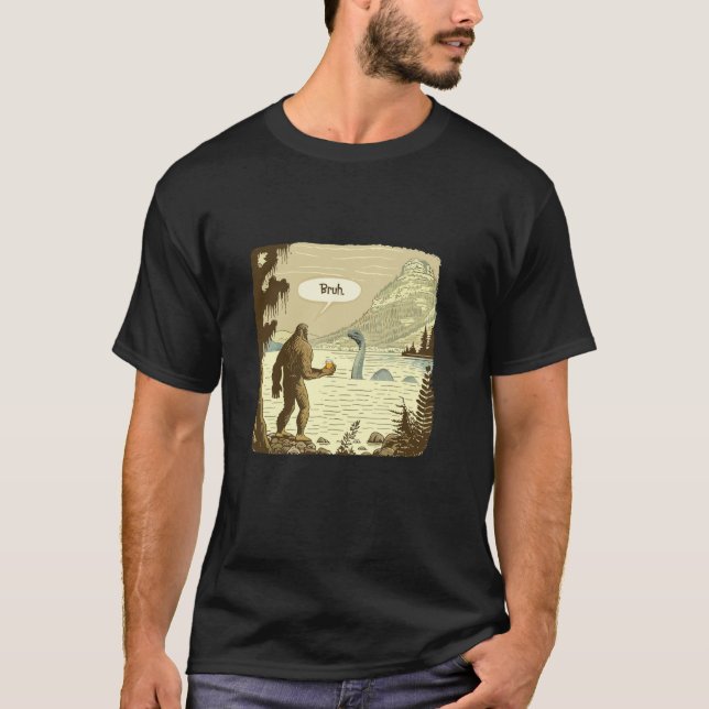 Funny Bigfoot und Nessie Bruh Moment Beer T Shirt (Vorderseite)
