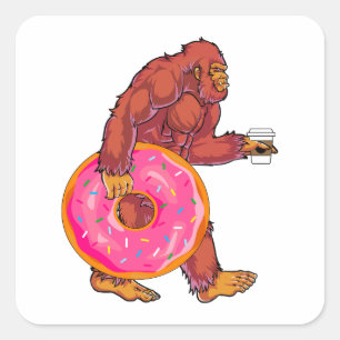 Funny Bigfoot Wandern mit großer Donut und Kaffee Quadratischer Aufkleber