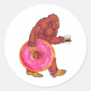 Funny Bigfoot Wandern mit großer Donut und Kaffee Runder Aufkleber