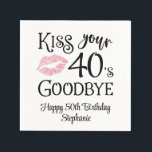 Funny Birthday Kiss Your Decke Auf Wiedersehen Maß Serviette<br><div class="desc">Der sonnige Geburtstag Kiss Your Decade Goodbye Custom Party Paper Napkins. Feiern Sie einen Geburtstag, der ein neues Jahrzehnt beginnt mit diesen lustigen Party-Servietten mit einem bearbeitbaren zeitgenössischen Typografie-Design für das Sprichwort KISS YOUR DECADE GOODBYE (das Beispiel zeigt 40er) und personalisiert mit Ihrem eigenen Text. ÄNDERUNGEN: Der personalisierte Text Schriftart...</div>
