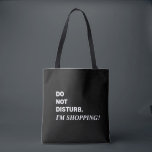 Funny Black and White Sprichwort Totbeutel<br><div class="desc">Witziges Sprichwort, nicht stören, ich kaufe Tote-Tasche. Weiße Schrift auf schwarzem Hintergrund. Offene Oberbänder und schwarze Doppelschultergurte für einfaches Tragen. Eine Übertragung, die perfekt zum Geburtstag, Muttertag oder Feiertag ist. Kimberly Brett.</div>