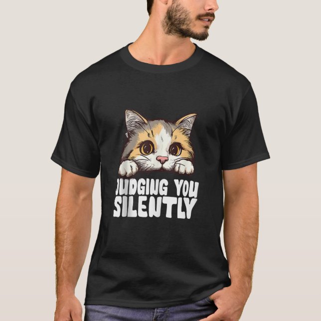 Funny Black Cat JUDGING YOU SILENT Liebe Sarcasti T-Shirt (Vorderseite)