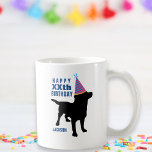 Funny Black Lab Hund Custom Geburtstag Tasse<br><div class="desc">Das perfekte Geburtstagsgeschenk für Hundefreunde - im Design steht eine schwarze Labrador Retriever Tasse mit einer Geburtstagsfeierhut zur Verfügung. Füge deinen eigenen Text hinzu - "Happy ??th Birthday" und den Namen des Geburtstags. Niedliches, festliches, lustiges Design für alle, die Hunde Lieben und Geburtstag haben. Begleiter Liebhaber, Kinder, Eltern - fast...</div>