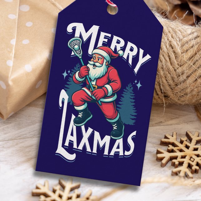 Funny Blue Merry Laxmas Lacrosse Christmas Geschenkanhänger (“Merry Laxmas” gift tag with Santa holding a lacrosse stick on a festive wooden background.)