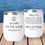 Funny Boat Captain gibt Personalisierten Text ab<br><div class="desc">Ein lustiger Kaffee / Weinwäscher, der "Das Leben ist besser auf dem Wasser" lautet. Fügen Sie Ihren eigenen Text auf der Vorder- und Rückseite ein, den Namen des Sees - Ihre "Regeln", Familienname, Bootsname, Datum, etc. Sie können jeden personalisierten Text eingeben. Das ist das ideale Geschenk für alle, die Lieben...</div>