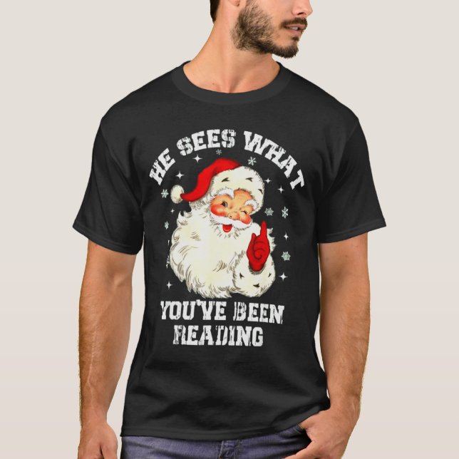 Funny Bookish Christmas He Sees What Youve Been Re T-Shirt (Vorderseite)